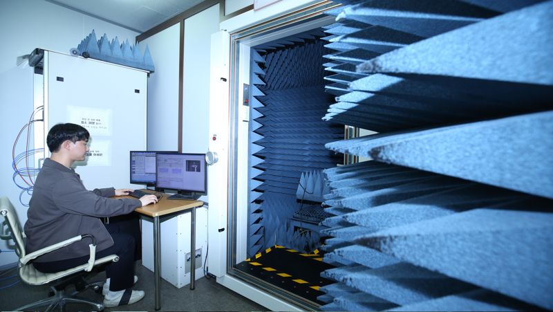 LG유플러스 직원이 대전 R&D센터 내 ‘NW연동 시험실’에서 네트워크 장비와 와이파이7 공유기의 상호 작용을 모니터링하고 있다. LG유플러스 제공