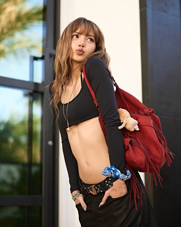 블랙핑크 리사, 초미니 크롭탑+한 줌 허리…'파격 노출'