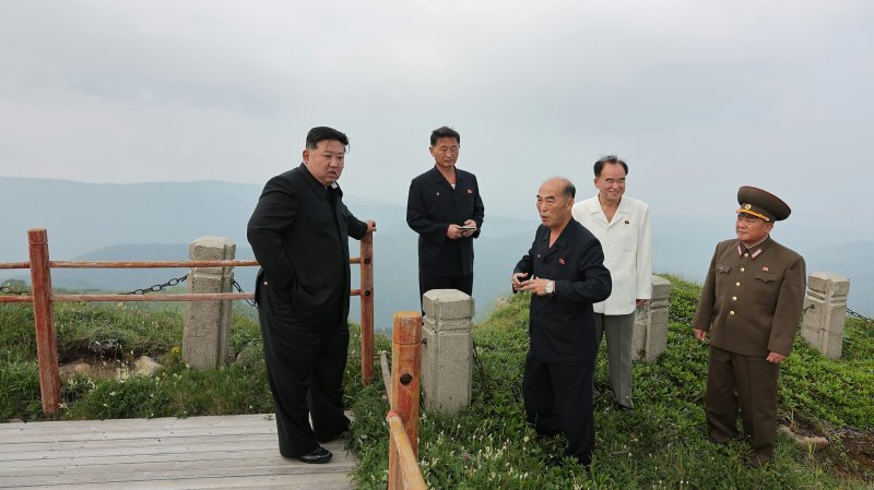 (평양 노동신문=뉴스1) = 지난해 7월 김정은 총비서가 백두산 삼지연시 일대를 방문해 관광산업 활성화를 지시하고 있는 모습 [국내에서만 사용가능. 재배포 금지. DB 금지. For Use Only in the Republic of Korea. Redistribution Prohibited] rodongphoto@news1.kr