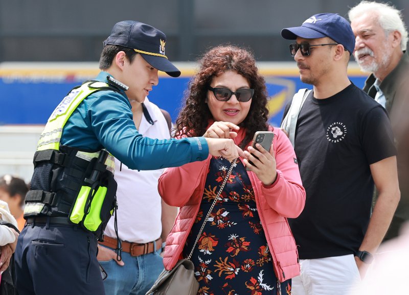 완연한 봄날씨를 보인 지난 18일 오후 서울 종로구 광화문광장을 찾은 외국인 관광객들이 경찰관의 안내를 받고 있다. 2025.4.18/뉴스1 ⓒ News1 김진환 기자