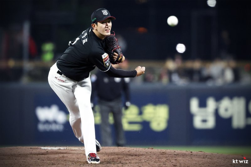 [서울=뉴시스] 프로야구 KT 위즈 고영표가 15일 광주-기아 챔피언스필드에서 열린 2025 신한 쏠뱅크 KBO리그 KIA 타이거즈와의 경기에 선발 등판해 공을 던지고 있다. (사진=KT 위즈 제공) 2025,04.15. *재판매 및 DB 금지