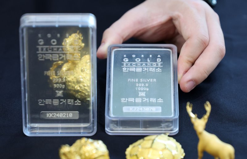 [서울=뉴시스] 김금보 기자 = 27일 서울 종로구 한국금거래소에 실버바가 진열돼있다. 국제 금 가격이 연일 사상 최고치를 경신하면서, 은 가격도 12년 만에 최고치를 기록했다. 2024.09.27. kgb@newsis.com