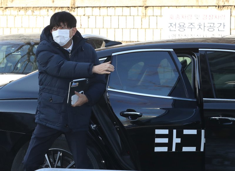모빌리티 플랫폼 ‘타다’를 운영하는 쏘카의 이재웅 전 대표가 19일 오후 서울 서초구 서울중앙지방법원에서 열린 타다 불법 논란 관련 항소심 1차 공판에 출석하고 있다. 2021.1.19/뉴스1 ⓒ News1 임세영 기자