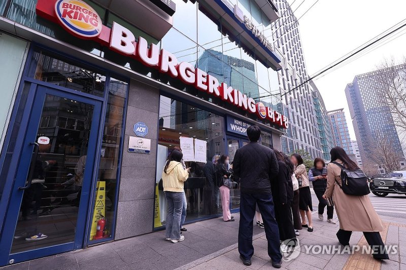 투썸·KFC·버거킹, 최대실적에도 가격인상…"소비자 외면" 비판 (출처=연합뉴스)