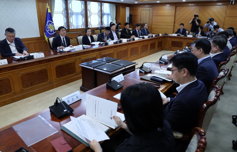 [서울=뉴시스] 배훈식 기자 = 노연홍 의료개혁특별위원회 위원장이 30일 오전 서울 종로구 정부서울청사에서 제6차 의료개혁특위 회의를 하고 있다. 2024.08.30. dahora83@newsis.com