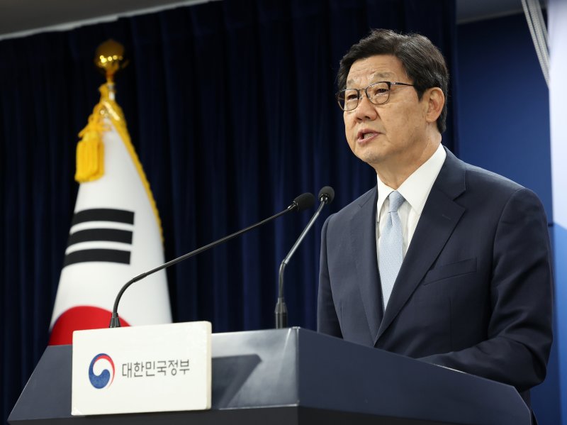 [서울=뉴시스] 배훈식 기자 = 노연홍 의료개혁특별위원장이 지난해 6월 20일 오후 서울 종로구 정부서울청사에서 제4차 의료개혁특위 회의 브리핑을 하고 있다. 2024.06.20. dahora83@newsis.com