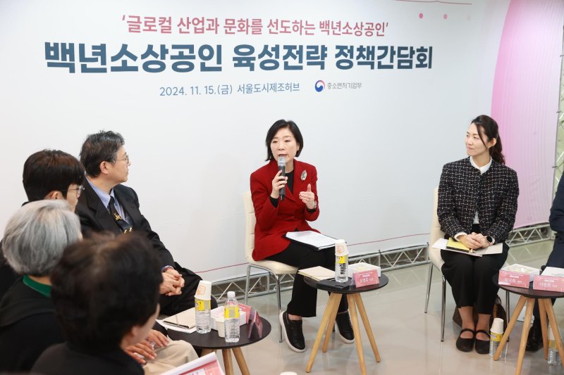 [서울=뉴시스]오영주(왼쪽 세 번째) 중소벤처기업부 장관.(사진=중소벤처기업부 제공) 2025.04.20. photo@newsis.com *재판매 및 DB 금지
