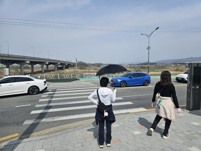 지난 18일 오후 문암생태공원으로 산책을 나온 시민이 횡단보도를 건너기 위해 대기하고 있다./뉴스1 이재규 기자