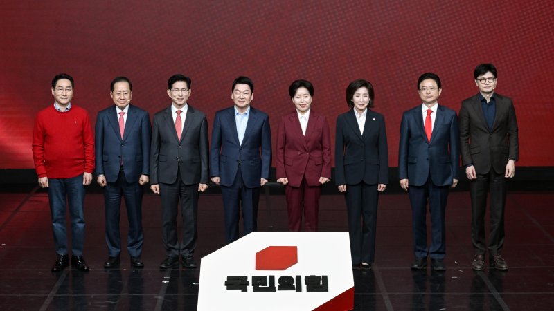 18일 서울 강서구 ASSA 아트홀에서 열린 ‘제21대 대통령 후보자 국민의힘 1차 경선 후보자 비전대회’에서 후보자들이 기념촬영을 하고 있다. 왼쪽부터 유정복, 홍준표, 김문수, 안철수, 양향자, 나경원, 이철우, 한동훈 후보. (공동취재) 2025.4.18/뉴스1 ⓒ News1 이재명 기자
