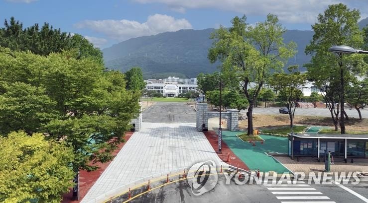 국립창원대 정문 보행자 전용길 (출처=연합뉴스)
