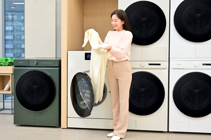 삼성전자는 지난달 출시한 '비스포크 AI 콤보' 세탁건조기의 판매처를 약 1000개 매장으로 확대한다고 20일 밝혔다. (사진제공=삼성전자) *재판매 및 DB 금지