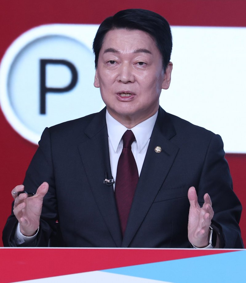 [서울=뉴시스] 추상철 기자 = 안철수 제21대 대통령 선거 국민의힘 경선 후보가 19일 오후 서울 강서구 ASSA아트홀에서 열린 '제21대 대통령 선거 국민의힘 1차 경선 A조 토론회'에서 발언을 하고 있다. 2025.04.19. scchoo@newsis.com