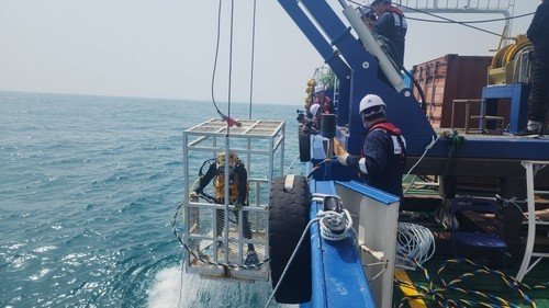 잠수사 투입 (출처=연합뉴스)