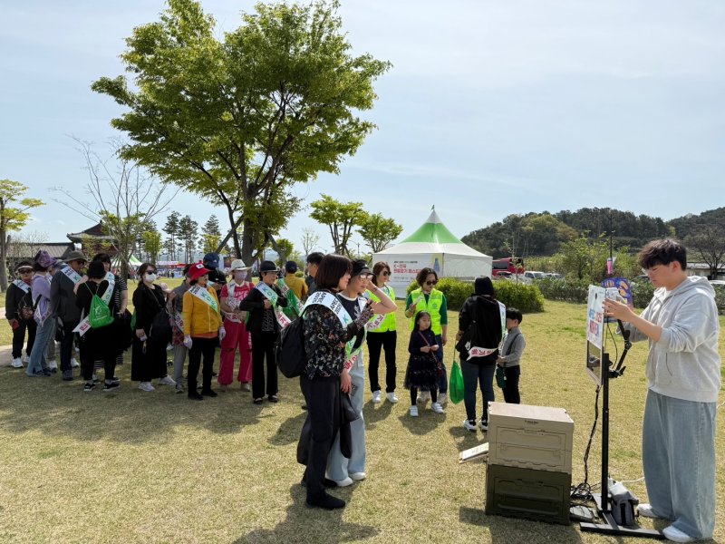 [경주=뉴시스] 지난 19일 'APEC 2025 KOREA 성공기원 K-전국 맨발걷기 페스티벌' 행사가 열린 경주 월정교 잔디광장 홍보부스 앞에 설치된 'APEC-포토 키오스크'에서 참가자들이 APEC 성공개최 기념사진을 찍고자 줄지어 있다. (사진=경북도 제공) 2025.04.20 photo@newsis.com *재판매 및 DB 금지