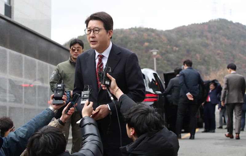 국민의힘 권영세 비상대책위원장, 권성동 원내대표, 김상훈 정책위의장 등 당 지도부가 3일 오후 대구 달성군 유가읍 박근혜 전 대통령 사저를 찾아 박 전 대통령을 예방한 뒤 신동욱 수석대변인이 사저를 떠나기 전 브리핑하고 있다. 2025.3.3/뉴스1 ⓒ News1 공정식 기자