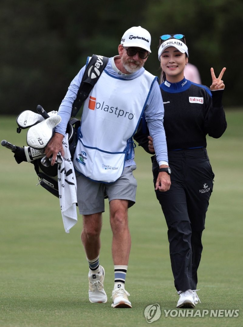 여유만만 윤이나(오른쪽) (출처=연합뉴스)