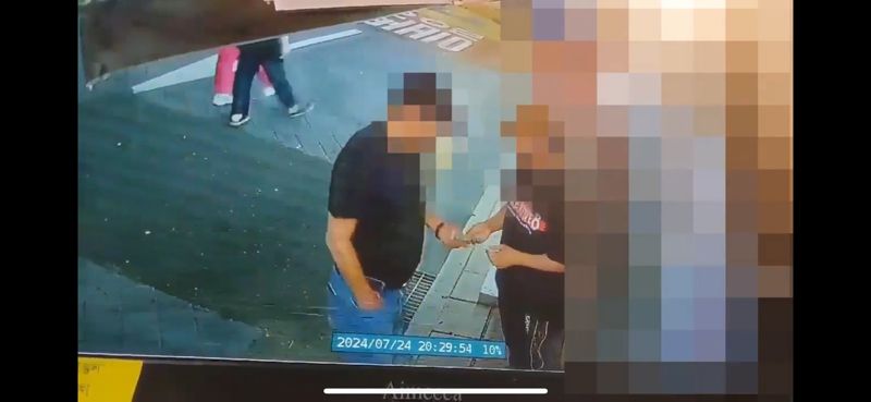 피해자가 게임장 입구에서 피의자에게 돈을 건네는 폐쇄회로(CC)TV 화면. 자료=서울경찰청