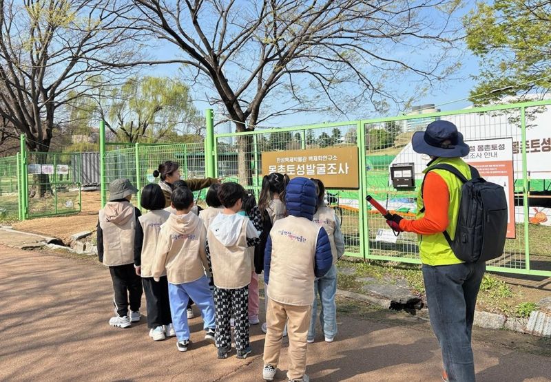 서울거여초등학교 학생들이 지난 15일 동행쌤과 함께 서울백제어린이박물관에서 현장체험학습을 하고 있다. 서울시교육청 제공