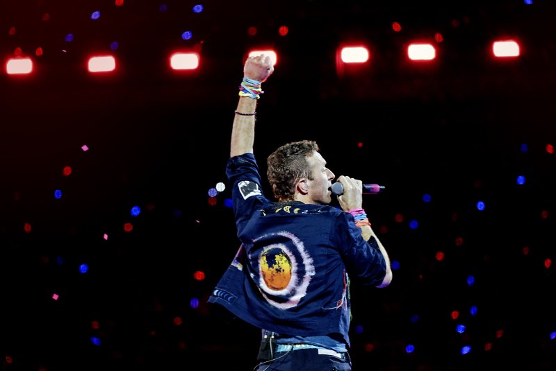 [고양=뉴시스] 세계적인 브릿팝 밴드 '콜드플레이(Coldplay)'가 16일 오후 경기 고양 고양종합운동장에서 두 번째 내한공연 '라이브 네이션 프레젠츠 콜드플레이 : 뮤직 오브 더 스피어스 딜리버드 바이 디에이치엘(LIVE NATION PRESENTS COLDPLAY : MUSIC OF THE SPHERES DELIVERED BY DHL)'을 펼치고 있다. 당일 5만명이 운집했다. 그간 고양종합운동장에서 콘서트를 연 스타들의 콘서트 수용인원은 3만명 안팎이었는데, 콜드플레이의 국내 인기를 새삼 실감케 했다. 콜드플레이는 18·1