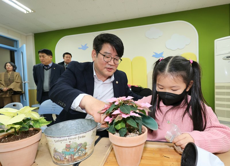 [세종=뉴시스] 농촌진흥청이 초등학생 돌봄·방과후 통합 프로그램인 '늘봄학교'에 지역 특색을 반영한 농업·농촌 체험 프로그램을 본격 지원한다. (사진=농진청 제공) 2024.11.28 photo@newsis.com