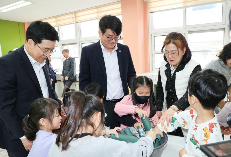 [세종=뉴시스] 농촌진흥청이 초등학생 돌봄·방과후 통합 프로그램인 '늘봄학교'에 지역 특색을 반영한 농업·농촌 체험 프로그램을 본격 지원한다. (사진=농진청 제공) 2024.11.28 photo@newsis.com