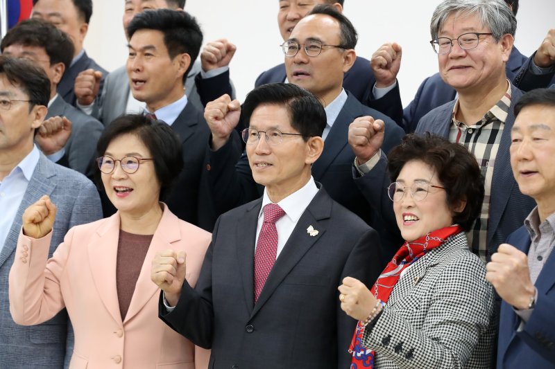 김문수 국민의힘 대선 경선 후보가 20일 오전 대구 수성구 국민의힘 대구·경북 당사에서 열린 지역 의원 간담회를 찾아 참석자들과 기념촬영하고 있다. 뉴스1