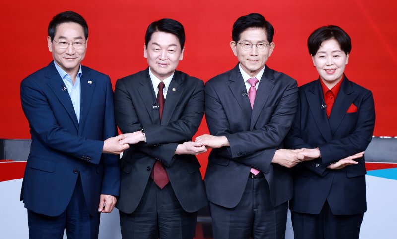 19일 오후 서울 강서구 ASSA아트홀에서 열린 국민의힘 '제21대 대통령후보자 1차 경선 조별 토론회’에 참석한 후보들이 기념 촬영을 하고 있다. 왼쪽부터 유정복, 안철수, 김문수, 양향자 후보. 2025.4.19/뉴스1 ⓒ News1 김진환 기자