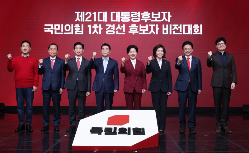 [서울=뉴시스] 국회사진기자단 = 제21대 대통령 선거에 출마한 국민의힘 대선 경선 후보들이 20일 부활절을 맞아 화합을 강조했다. 사진은 지난 18일 오후 서울 강서구 ASSA아트홀에서 열린 '제21대 대통령후보자 국민의힘 1차 경선 후보자 비전대회' 에 참석한 후보들이 기념촬영 하고 있는 모습. 왼쪽부터 유정복, 홍준표, 김문수, 안철수, 양향자, 나경원, 이철우, 한동훈 후보. 2025.04.18. photo@newsis.com