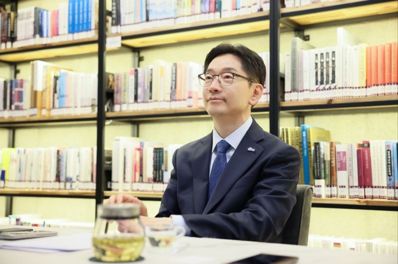 인터뷰하는 김경수 후보 (출처=연합뉴스)