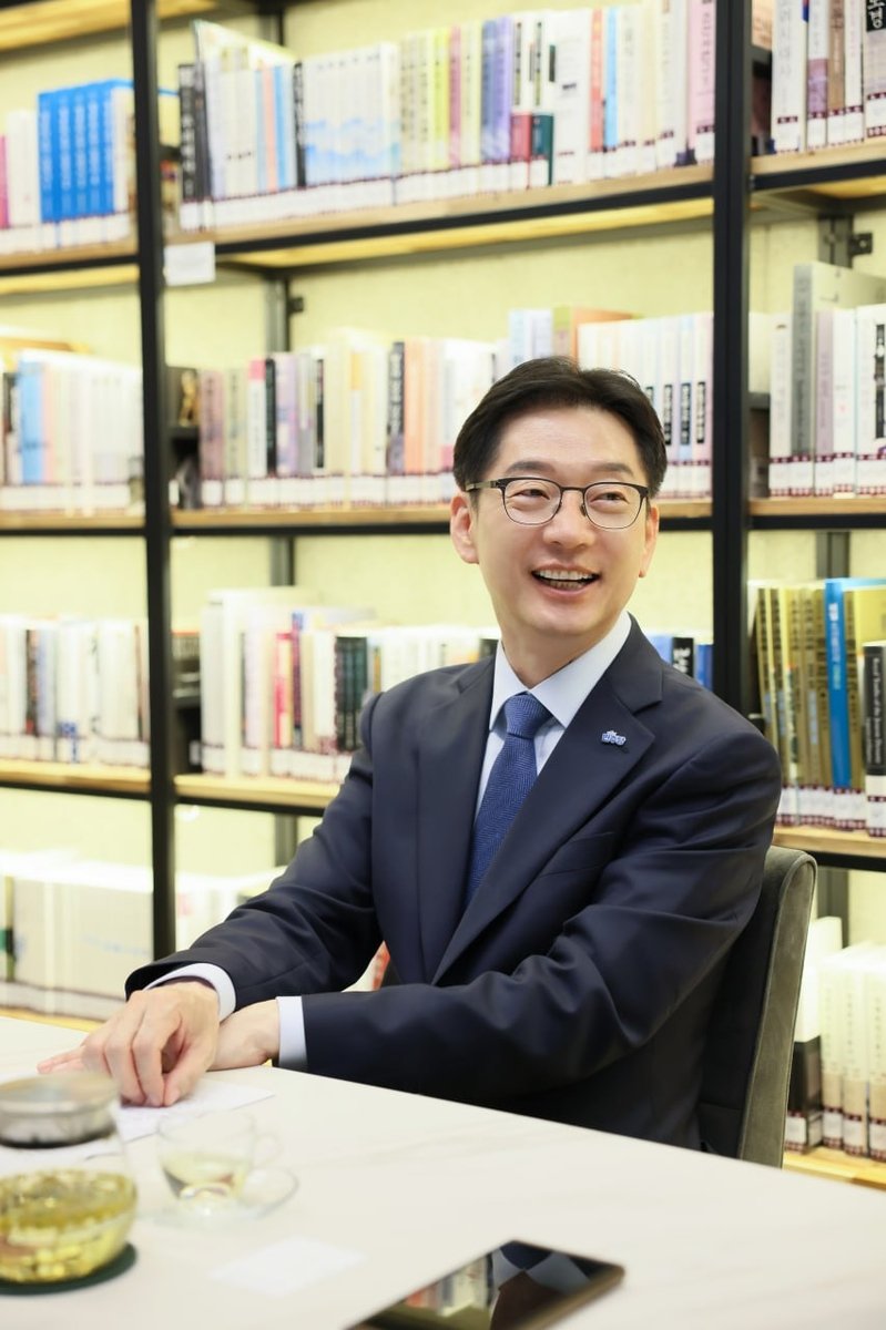 인터뷰하는 김경수 후보 (출처=연합뉴스)