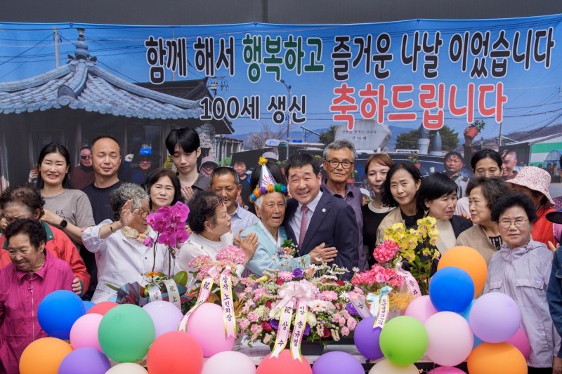 지난 19일 충북 증평군 도안면 화성3리 상작마을에 사는 김기영 어르신 100세 상수연이 열린 가운데, 김기영 할머니와 이재영 군수 등이 기념촬영을 하고 있다.(증평군 제공. 재판매 및 DB금지)/뉴스1 ⓒ News1 이성기 기자