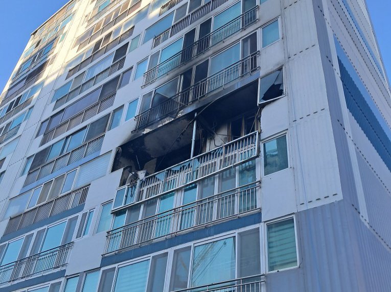 [포항=뉴시스] 안병철 기자 = 포항의 한 아파트 화재 현장.(사진=포항북부소방서 제공) 2024.12.02. photo@newsis.com *재판매 및 DB 금지