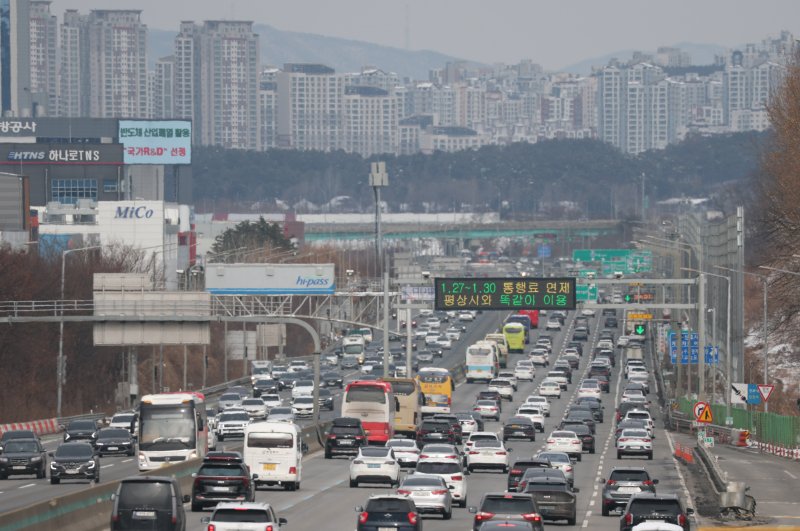 20일 보험개발원은 지난해 개인용자동차보험의 수입보험료 규모 및 첨단안전장치 장착, 주행거리 연동 특약, 판매채널의 변화 등 주요 특징을 발표했다. 2025.1.30/뉴스1 ⓒ News1 김영운 기자