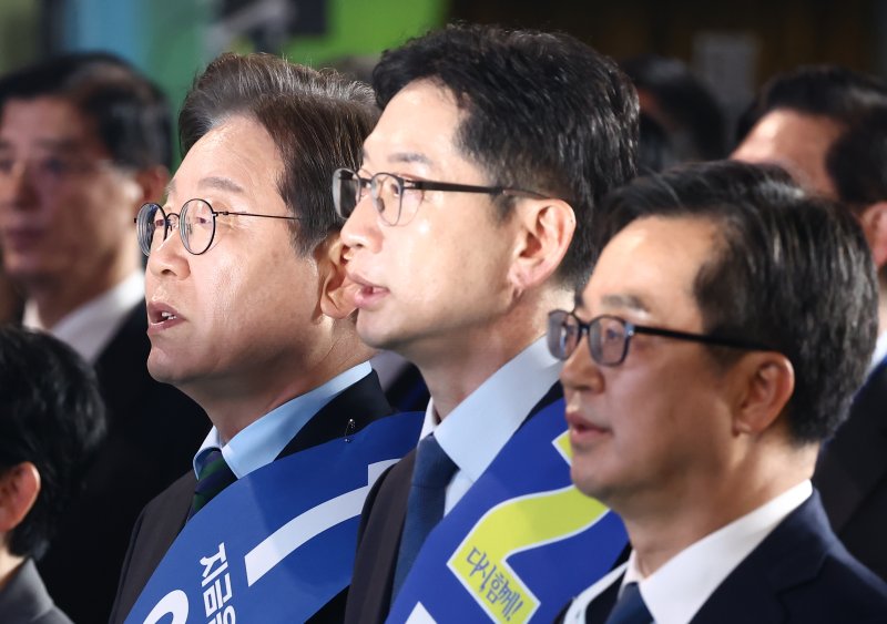 더불어민주당 이재명(왼쪽부터), 김경수, 김동연 대선 경선 후보가 19일 충북 청주체육관에서 열린 제21대 대통령선거 후보자 선출을 위한 충청권 합동연설회에서 애국가를 부르고 있다. 2025.4.19/뉴스1 ⓒ News1 김민지 기자