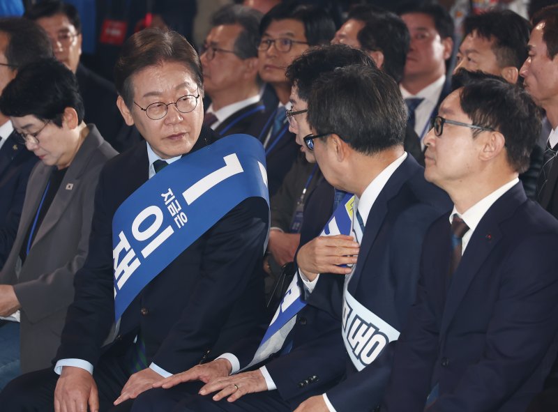 더불어민주당 이재명, 김경수, 김동연 대선 경선 후보가 19일 충북 청주체육관에서 열린 제21대 대통령선거 후보자 선출을 위한 충청권 합동연설회에서 대화하고 있다. 2025.4.19/뉴스1 ⓒ News1 김민지 기자