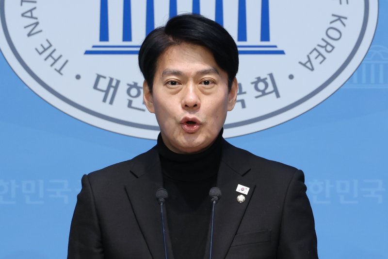 한민수 더불어민주당 대변인이 9일 오전 서울 여의도 국회 소통관에서 국민의힘 제1야당 대표 전담 특위 및 이진우·여인형 접견 관련 브리핑을 하고 있다. 2025.2.9/뉴스1 ⓒ News1 이광호 기자