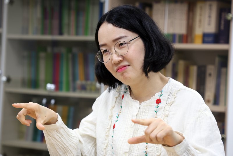 17일 서울 서대문구 서울수어전문교육원에서 장민영 과장이 뉴스1과 인터뷰를 하고 있다. 2025.4.17/뉴스1 ⓒ News1 김명섭 기자