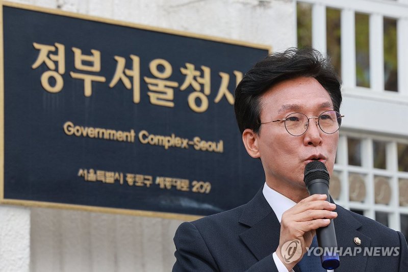 정부서울청사 앞에서 1인 시위하는 김민석 최고위원 (출처=연합뉴스)