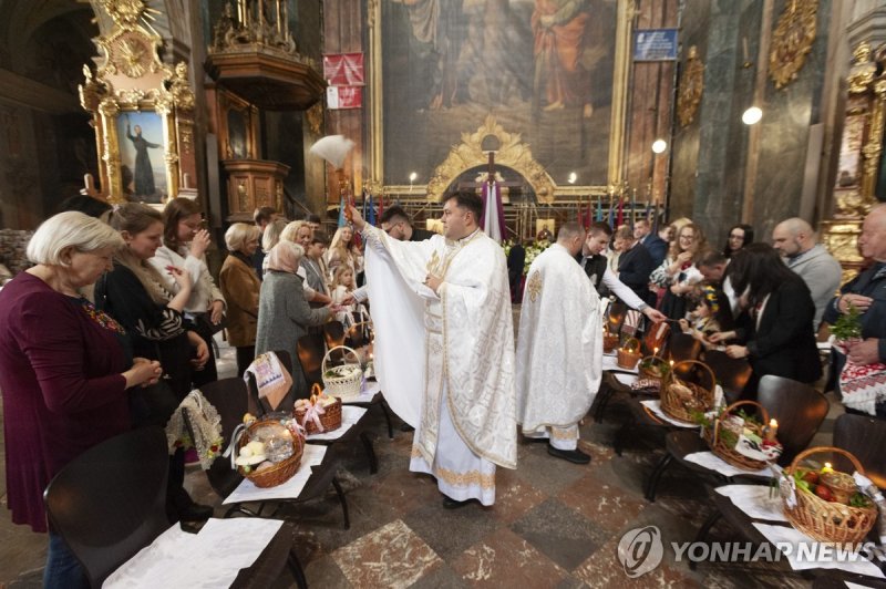 우크라이나 정교회의 부활적 미사 (출처=연합뉴스)