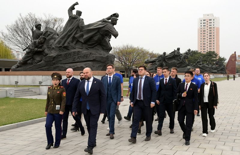 (평양 노동신문=뉴스1) = 북한 노동당 기관지 노동신문은 20일 안톤 제미도브 조정이사회위원장을 단장으로 하는 통일러시아청년근위대대표단이 청년운동사적관 등 여러곳을 참관했다고 보도했다. [국내에서만 사용가능. 재배포 금지. DB 금지. For Use Only in the Republic of Korea. Redistribution Prohibited] rodongphoto@news1.kr