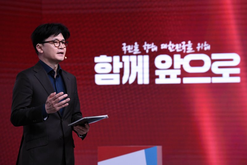 한동훈 국민의힘 경선 후보가 18일 오후 서울 강서구 ASSA아트홀에서 열린 국민의힘 '제21대 대통령후보자 1차 경선 비전대회'에서 비전을 발표하고 있다. (공동취재) 2025.4.18/뉴스1 ⓒ News1 이재명 기자