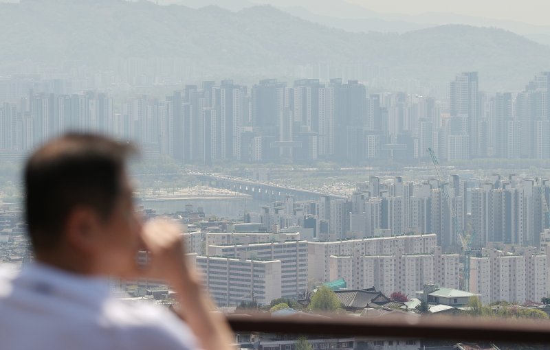 20일 서울 남산에서 바라본 시내 아파트 단지의 모습. 연합뉴스