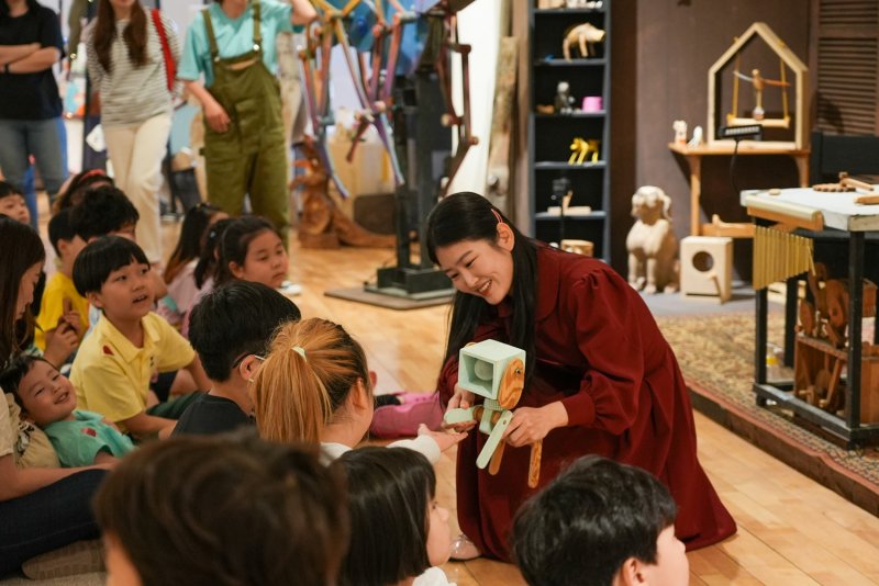 [대구=뉴시스] 제페토의 작업실 : 피노키오의 탄생 모습. (사진=행복북구문화재단 제공) 2024.04.20. photo@newsis.com *재판매 및 DB 금지