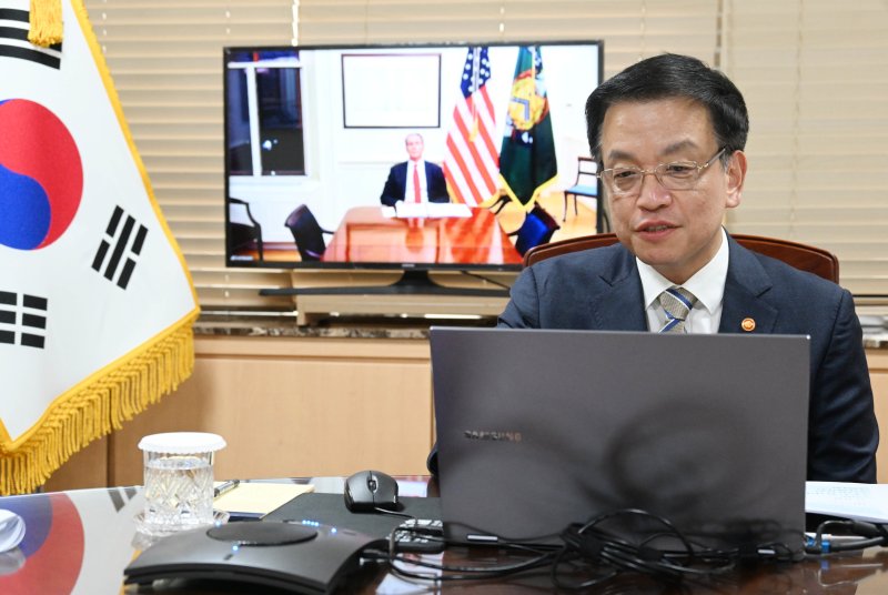 최상목 대통령 권한대행 부총리 겸 기획재정부 장관이 지난 2월 28일 서울 종로구 정부서울청사에서 스콧 베센트 미국 재무장관과 화상면담을 통해 경제·통상·안보·금융 협력방안을 논의하고 있다. (기획재정부 제공. 재판매 및 DB 금지) /뉴스1