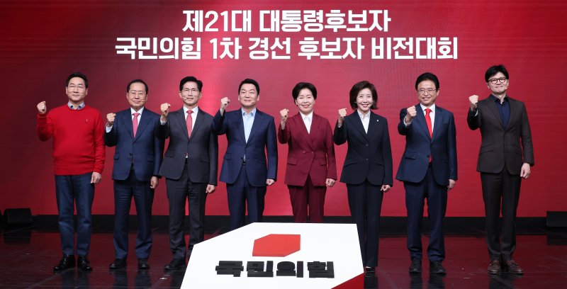 [서울=뉴시스] 국회사진기자단 = 18일 오후 서울 강서구 ASSA아트홀에서 열린 '제21대 대통령후보자 국민의힘 1차 경선 후보자 비전대회' 에 참석한 후보들이 기념촬영 하고 있다. 왼쪽부터 유정복, 홍준표, 김문수, 안철수, 양향자, 나경원, 이철우, 한동훈 후보. 2025.04.18. photo@newsis.com