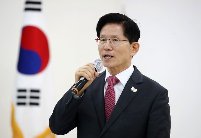 김문수 국민의힘 대선 경선 후보가 20일 오전 대구 수성구 국민의힘 대구·경북 당사에서 열린 지역 의원 간담회에 참석해 발언하고 있다. 뉴스1