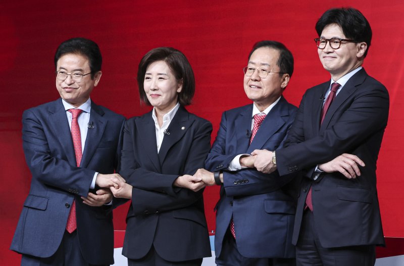 20일 서울 강서구 ASSA아트홀에서 열린 국민의힘 제21대 대통령 후보자 1차 경선 조별 토론회에서 B조 후보들이 시작 전 기념 촬영을 하고 있다. 왼쪽부터 이철우·나경원·홍준표·한동훈 후보. [국회사진기자단] 연합뉴스