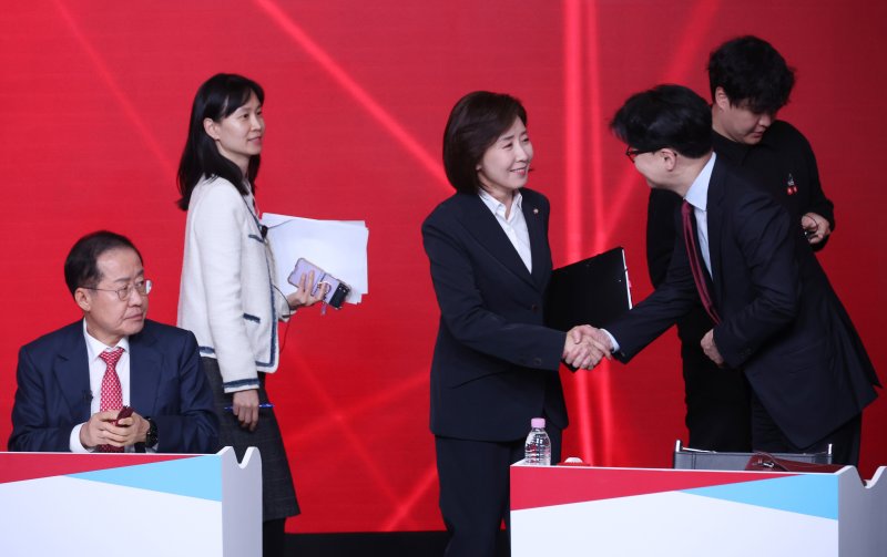나경원(가운데),한동훈 국민의힘 대선 경선 후보가 20일 오후 서울 강서구 ASSA아트홀에서 열린 제21대 대통령 후보자 1차 경선 B조 토론회에서 인사나누고 있다. 왼쪽은 홍준표 후보. 2025.4.20/뉴스1 ⓒ News1 국회사진취재단