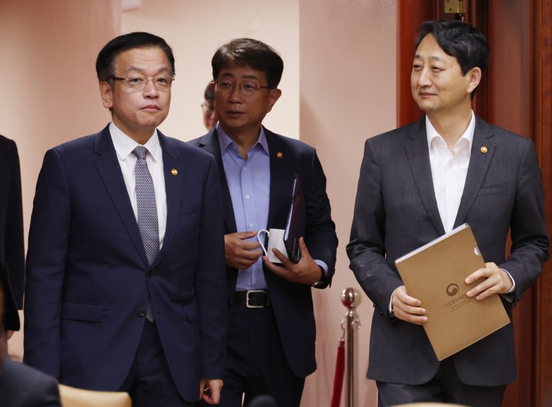 [서울=뉴시스] 김명원 기자 = 최상목(왼쪽) 경제부총리 겸 기획재정부 장관과 안덕근 산업통상자원부 장관. 2024.09.12. kmx1105@newsis.com