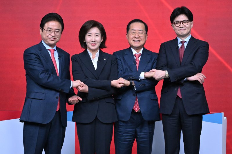 [서울=뉴시스] 국회사진기자단 = 이철우(왼쪽부터), 나경원, 홍준표, 한동훈 제21대 대통령 선거 국민의힘 경선 후보가 20일 서울 강서구 ASSA아트홀에서 열린 제21대 대통령 선거 국민의힘 1차 경선 B조 토론회에서 토론 시작 전 기념촬영을 하고 있다. 2025.04.20. photo@newsis.com